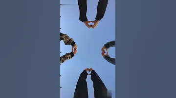 إيديا أنا و رفقاتي عم يرقصوا ههه على أغنية قلبي قلبي جن جن جن 