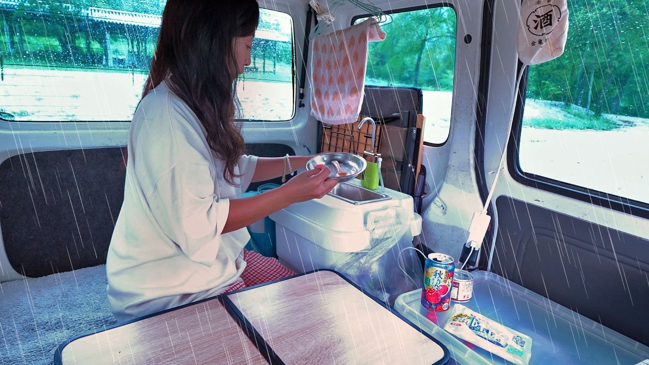 [Женский автокемпинг] Одна в дождливый день во время тайфуна. Автокемпинг в легковом фургоне