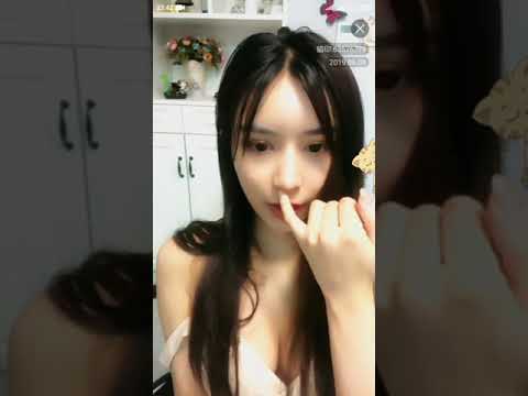 Lagi live, tali itu copot. Mulus banget cuk