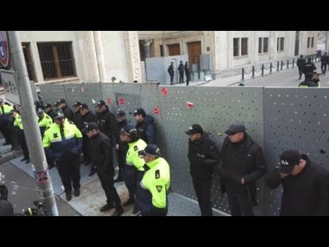 ბერლინის კედელი თბილისის ცენტში - აქცია და პარლამენტის შენობა რკინის კონსტრუქციის ალყაში