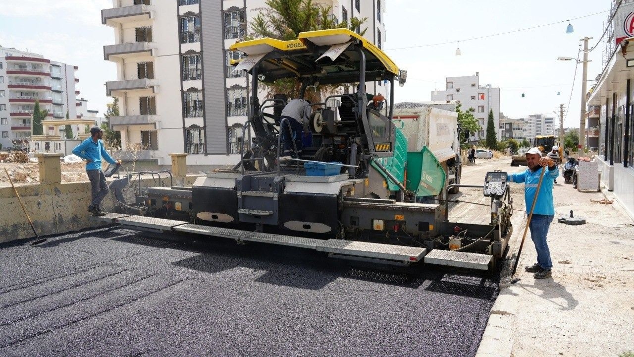 Tutdere‘den akademik yıl öncesi asfalt mesaisi: ‘Adıyaman’ın yol standartlarını yükseltiyoruz’