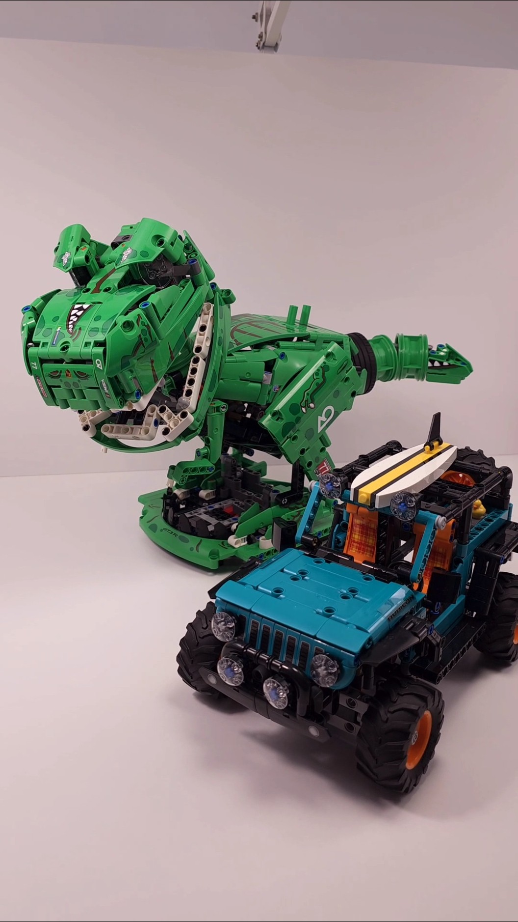 ワールドレップグリーン LEGO Technic Rexy the T-Rex MOC (42224) vs Jeep Wrangler Rubicon