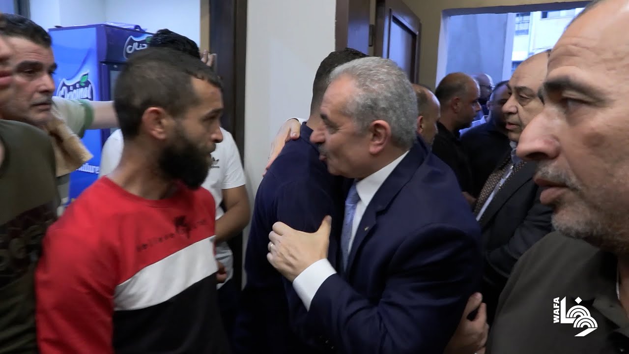 رئيس الوزراء محمد اشتية يقدّم واجب العزاء بشهداء مخيم بلاطة شرق نابلس