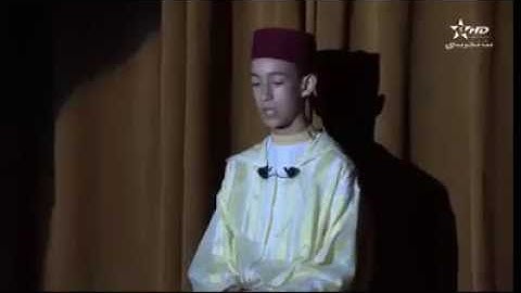 إبن الملك محمد السادس يتلو آيات من القرآن الكريم أمام والده الملك محمد السادس