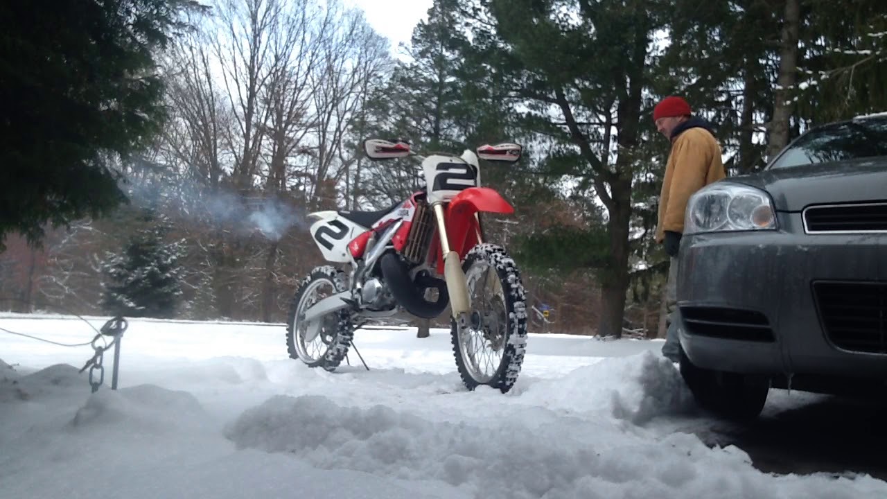 '01 cr250 cold start - YouTube