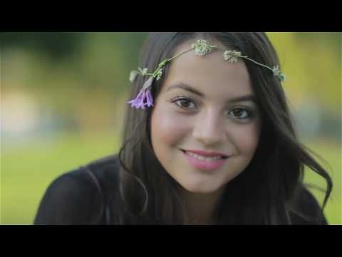 Video: Isabela Moner Netto Waarde: Wiki, Getroud, Familie, Trou, Salaris, Broers en susters