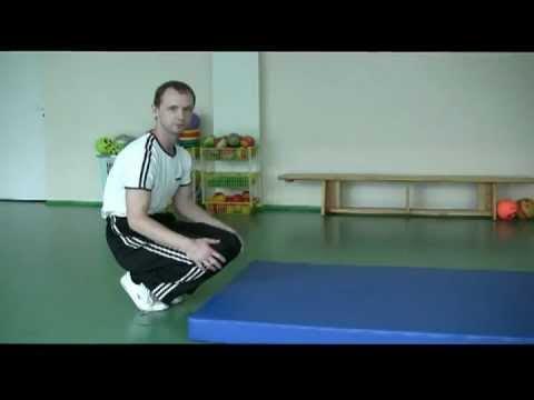 Кувырок вперед акробатика. Кувырок вперед техник выполнения. Как правильно делать кувырок вперед. Кувырок вперед акробатика. Кувырки дети.