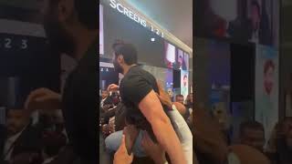 الجمهور السعودي يبكي تامر حسني الذي يخرج محمولاً على الاكتاف من قبل رجال الأمن من افتتاح فيلمه بحبك