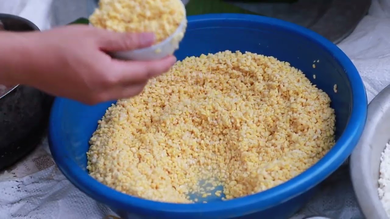 Gói bánh chưng - Bánh cổ truyền ngày tết Việt Nam