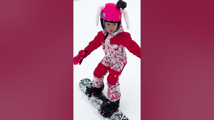 Arianka už umí na snowboardu!