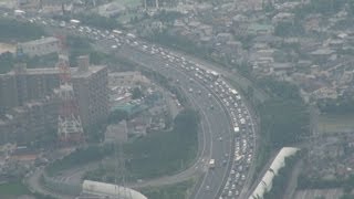 帰省ラッシュ本格化 午後も高速渋滞