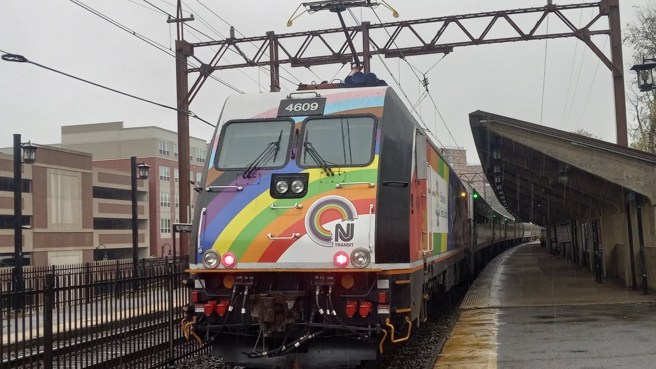 NJT and Amtrak Trains at Linden Station YouTube