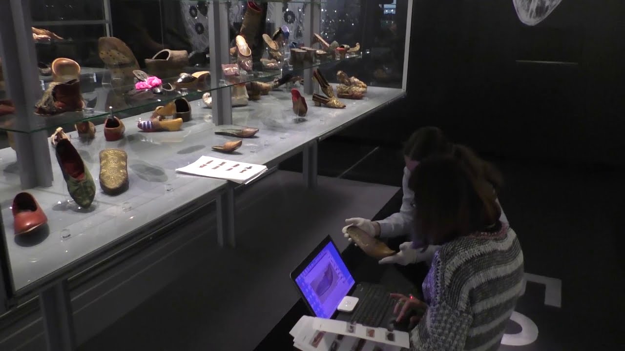 Péče o boty v muzejní expozici Princip Baťa: Dnes fantazie, zítra  skutečnost - YouTube