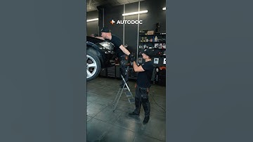 Als je je vriend vraagt ​​om je te helpen de auto te repareren 🧑‍🔧😂 #grappig #monteur #garage #au...