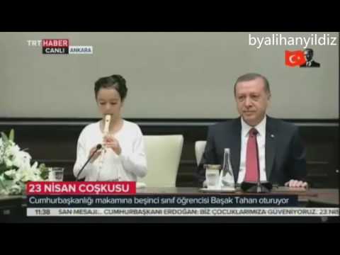 Recep Tayyip Erdoğan'a flüt çalan kız