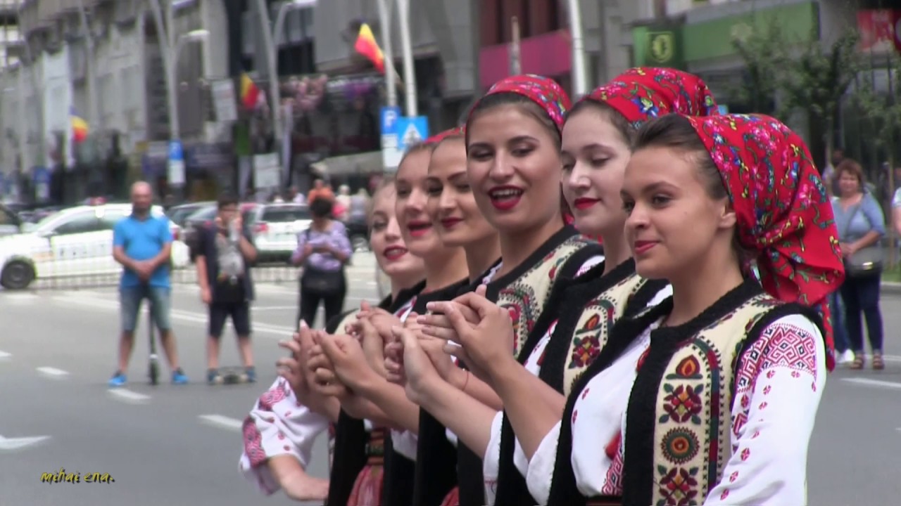Ansamblul Folcloric “Plaiuri băcăuane” (Ziua Imnului Naţional al României) because he lives lyrics