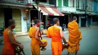 монахи подаяние Лаос Паксе