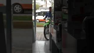 Kawasaki Motorla Dükkana Girdi