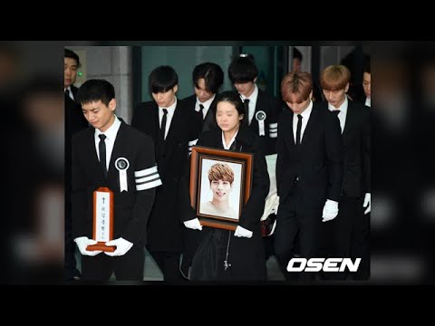 故ジョンヒョン（SHINee）出棺、メンバーや事務所の仲間たちが涙で見送る