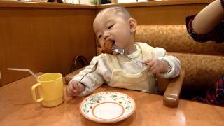 看女兒吃雞翅這麼開心