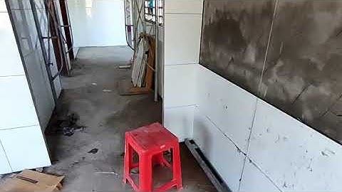 tiếp tục ốp gạch phòng khách ngôi nhà nóc thái của cuộc sống thợ hồ