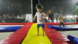 Trambolinde Zıplamaeğlenceli Çocuk Videosu