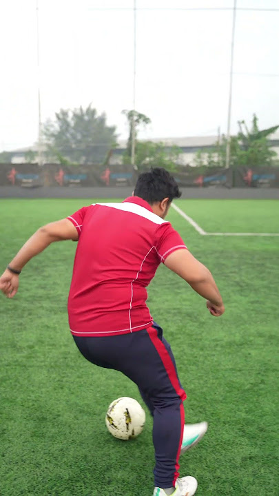 Untuk melewati lawan 1v1 sebetulnya bisa dilakukan dengan cara yang sederhana seperti feinting