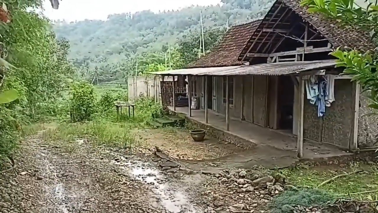 Suasana desa suku Jawa yang hidup di desa pedalaman Blitar sepi dan sunyi 