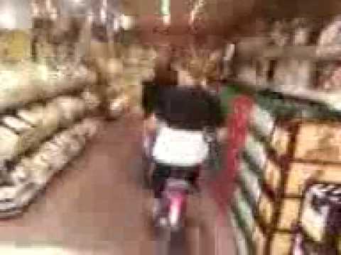fiets wedstrijdje in de winkel