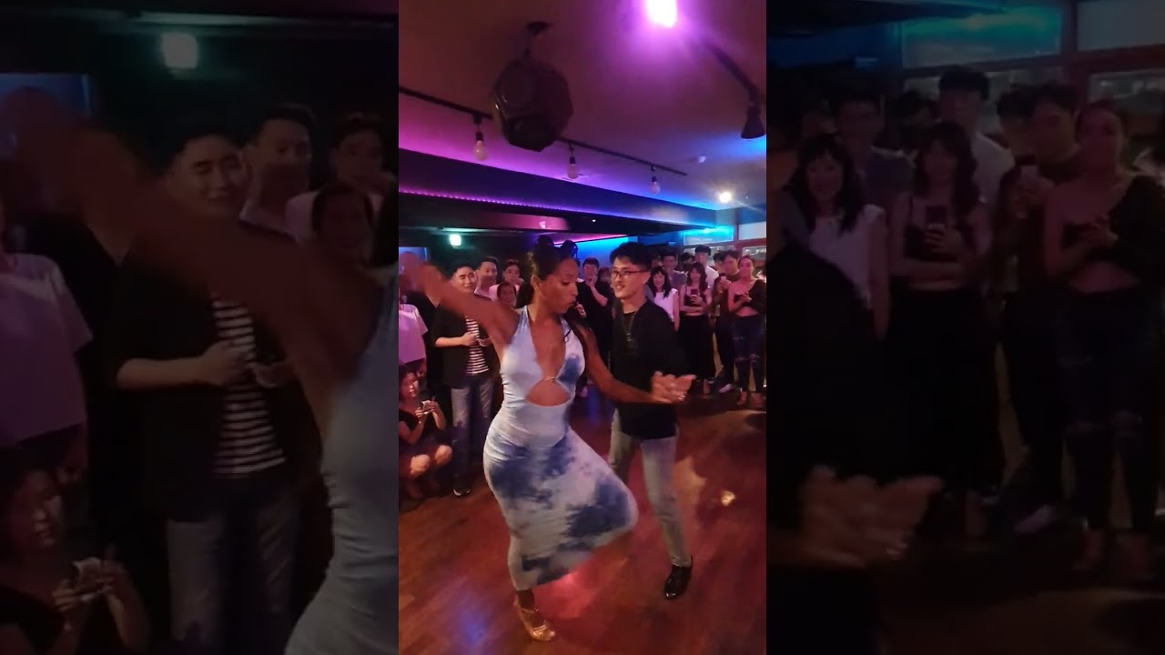 살사 소셜 | 파스&베르시 살사댄스. 파스샘과 홀딩하니 사람들이 둘러쌈 👍