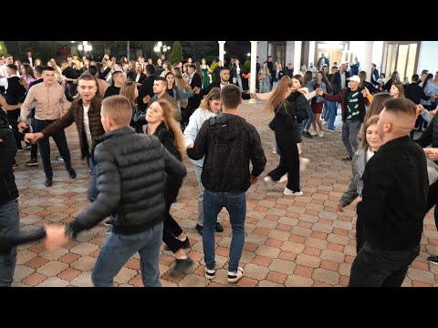 Tineret Neobosit La Balul De Absolvire Veselie Maxima