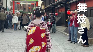 祗園花見小路を歩く芸舞妓さんKyoto japan