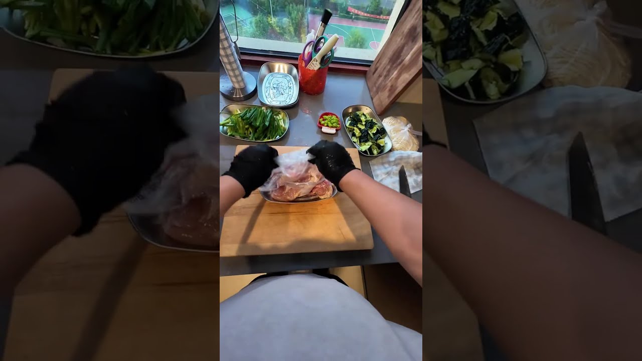 【寵妻日常】今晚給媳婦來一套小雞炖蘑菇＋葱油拌面！逛市場、做家務、調酒全包辦～幸福小日子就是這麼簡單