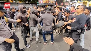 Ricuh dan Bakar Ban Warnai Demo Hari Buruh Mahasiswa Makassar