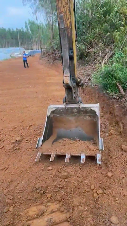 Bucket leveling technique of dirt road