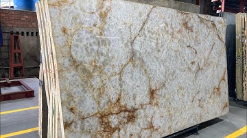 Mẫu đá Granite thi công bếp quầy cực kỳ đẳng cấp tông trắng sữa vân sọc vàng