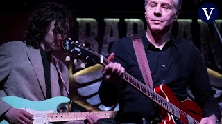 La versión rockera de Blinken en un bar de Kyiv tocando la guitarra