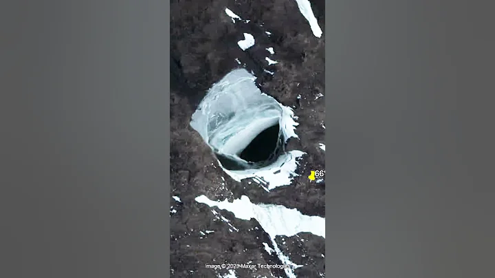 😱谷歌地图又拍到一个南极巨型冰山洞穴！美国秘密军事基地还是地下世界入口？（谷歌地图Google map诡异坐标）#shorts | 吴聊的UFO笔记 - 天天要闻
