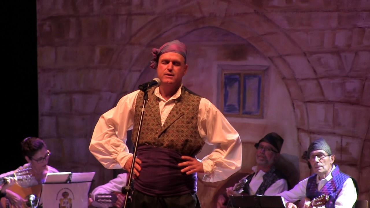 José Joaquín Piazuelo canta una jota en el teatro Goya de Caspe