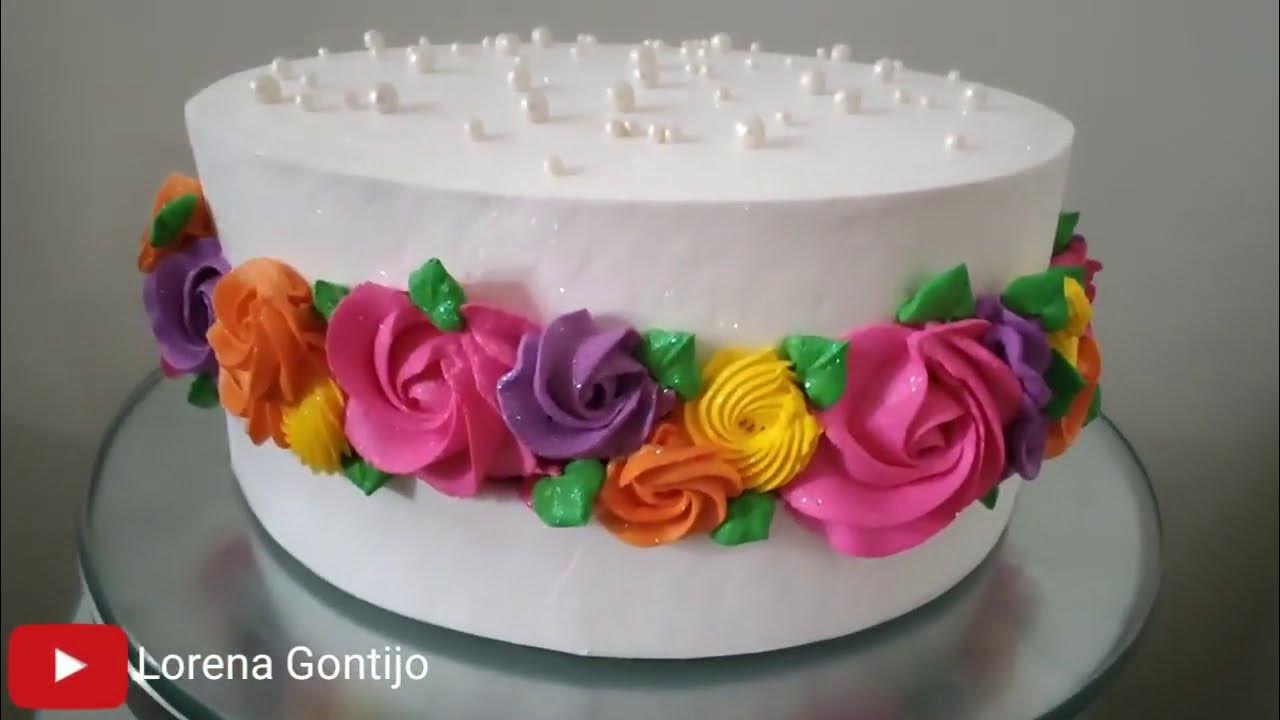 Vem decorar esse bolo feminino com rosetas comigo. #bolocomrosetas