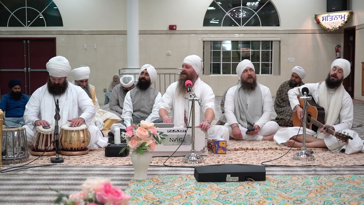 ਗਰੀਬ ਨਿਵਾਜੁ ਗੁਸਈਆ ਮੇਰਾ ਮਾਥੈ ਛਤ੍ਰੁ ਧਰੈ ॥