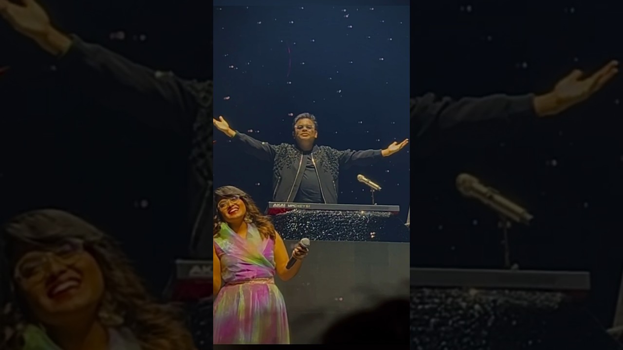 ARR directing the audience with Uyire! Beautiful rendition by Shweta and Rakshita 