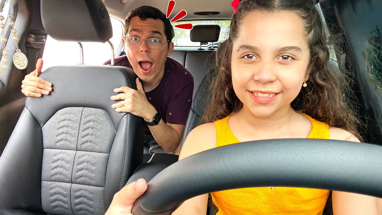 SARAH FINGE SER a BABÁ DO PAPAI e leva para ESCOLA