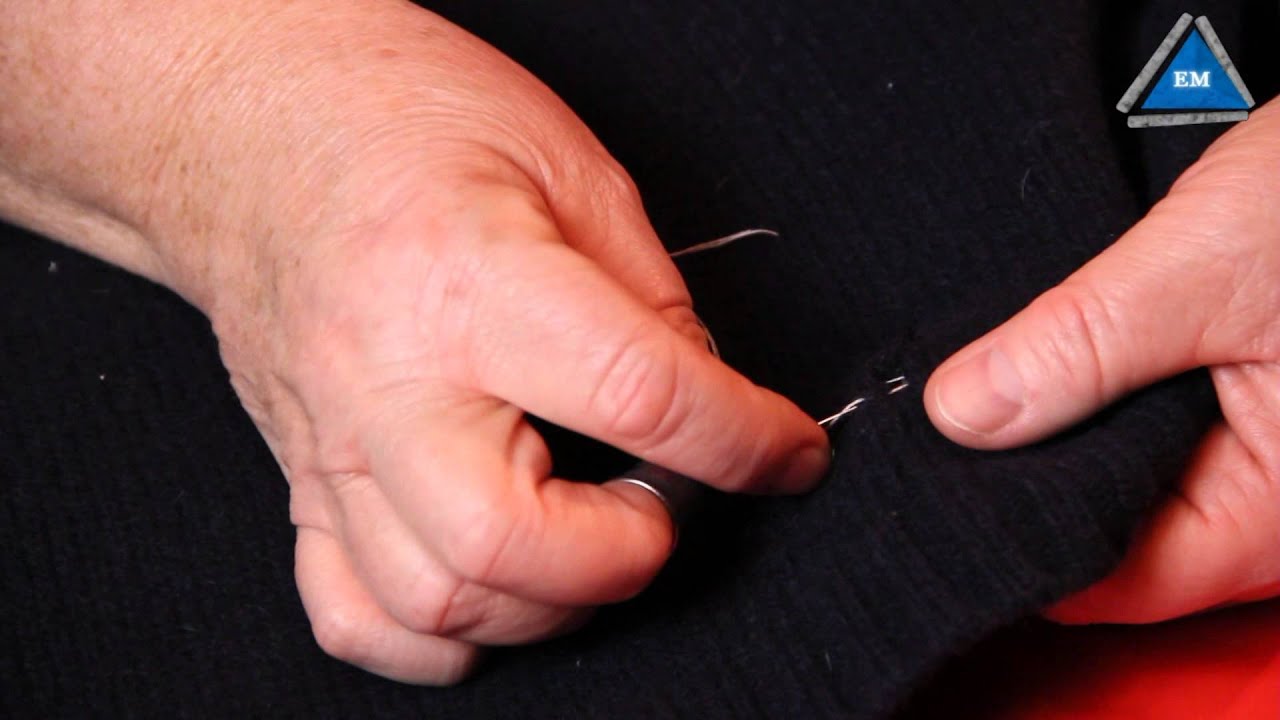 Как зашить дырку на шерстяном свитере - YouTube