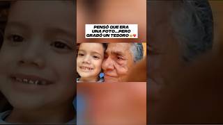 Solo quería una foto con su abuela… y terminó grabando algo mucho más grande
