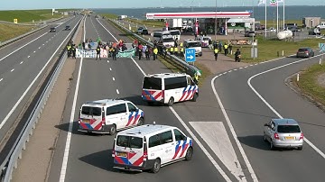 Extinction Rebellion en Scientist Rebellion bezetten Afsluitdijk