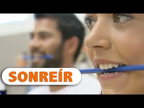 Video: Cómo fingir reír (con imágenes)
