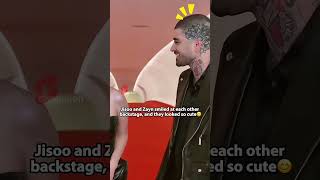 Jisoo And Zayn Smiled At Each Other Backstage, They Looked So Cute☺️ Resimi
