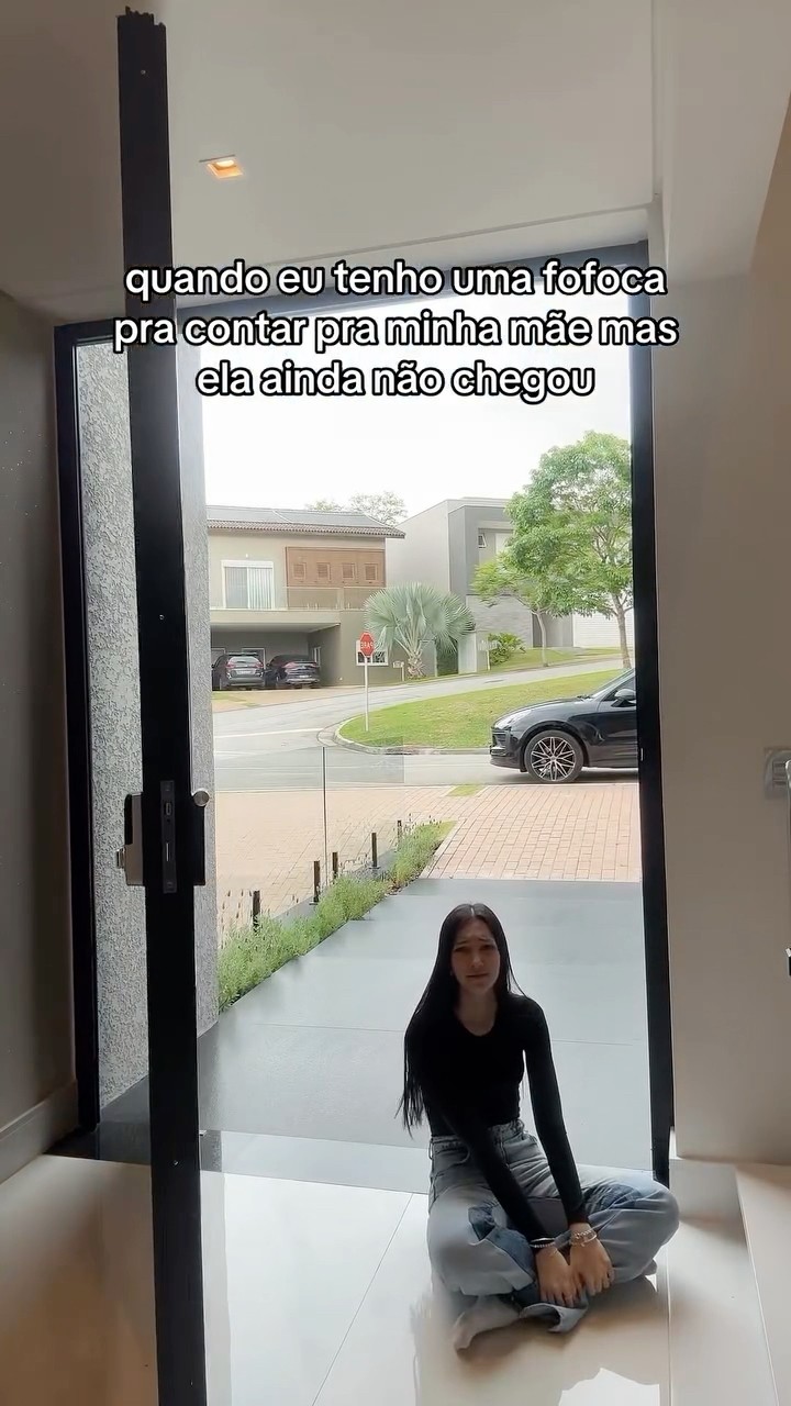Eu esperando minha mãe para contar a fofoca #shorts