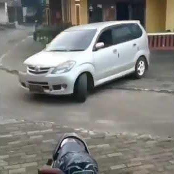 Avanza Drifting Slalom di Kampung Halaman...!!!